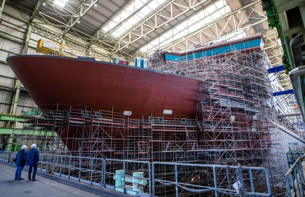 Arbeiten in der Dockhalle der MV-Werft Wismar im März 2021.