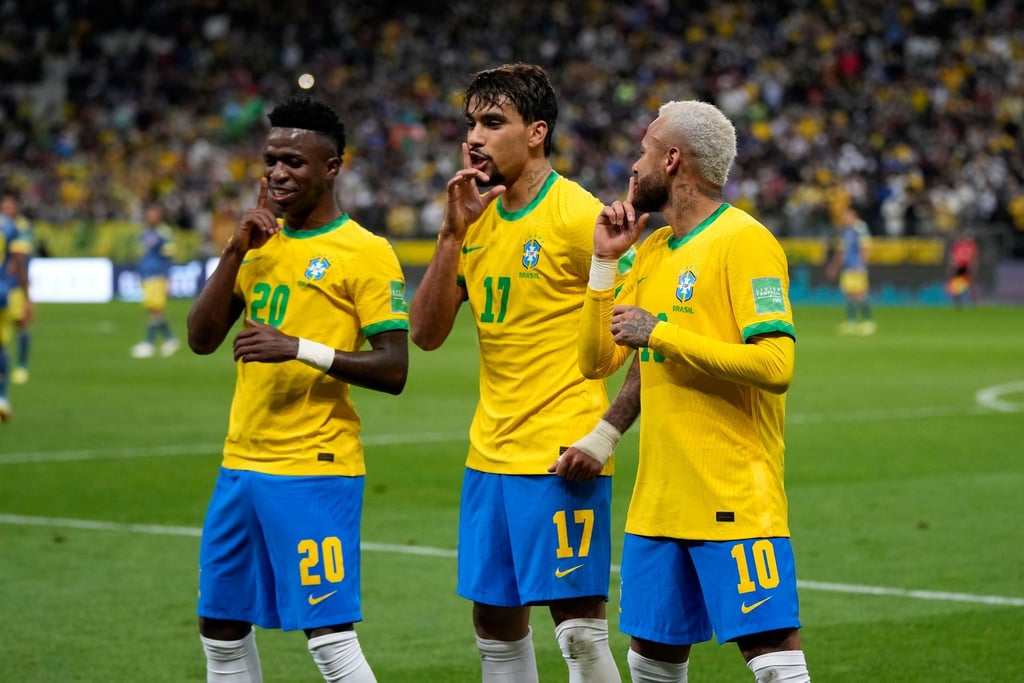 Der brasilianische Nationalspieler Lucas Paqueta (M) feiert mit seinen Teamkollegen Vini Jr. (l) und Neymar nach dem Führungstor seiner Mannschaft gegen Kolumbien.