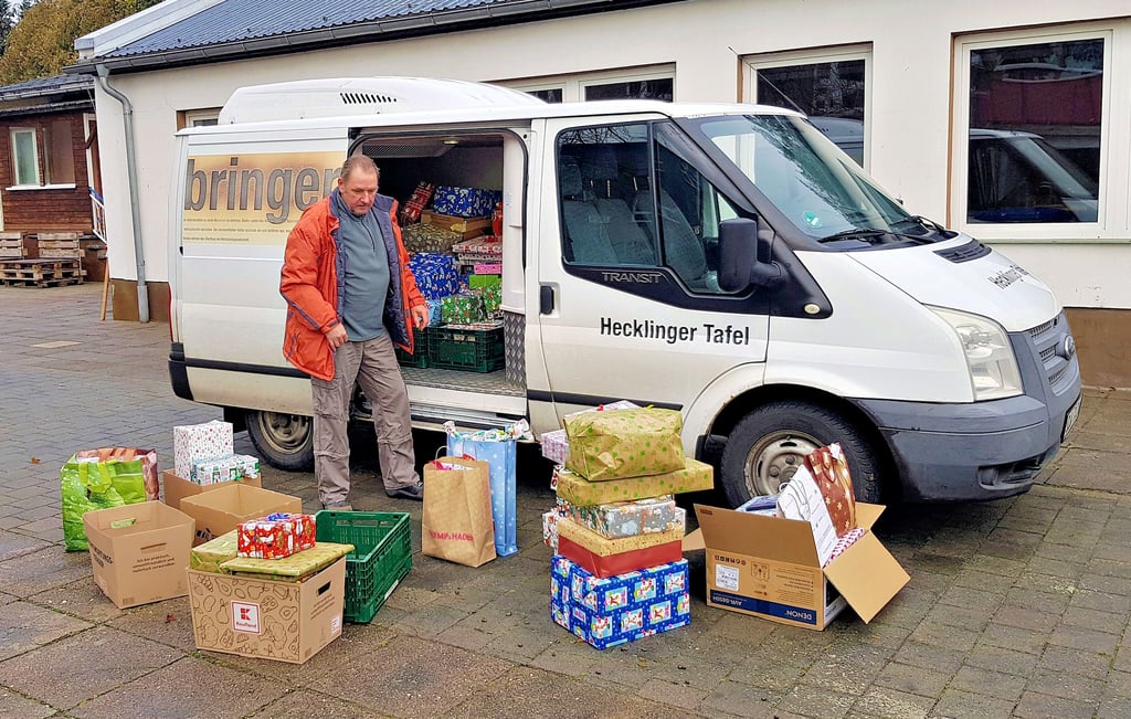Der Abtransport der rund 300 Geschenkpakete für arme Kinder, die der Verein „Hecklingen – gemeinsam Zukunft gestalten“ gesammelt hat, war einer der letzten Einsätze der Hecklinger Tafel in Regie der Stadt. 