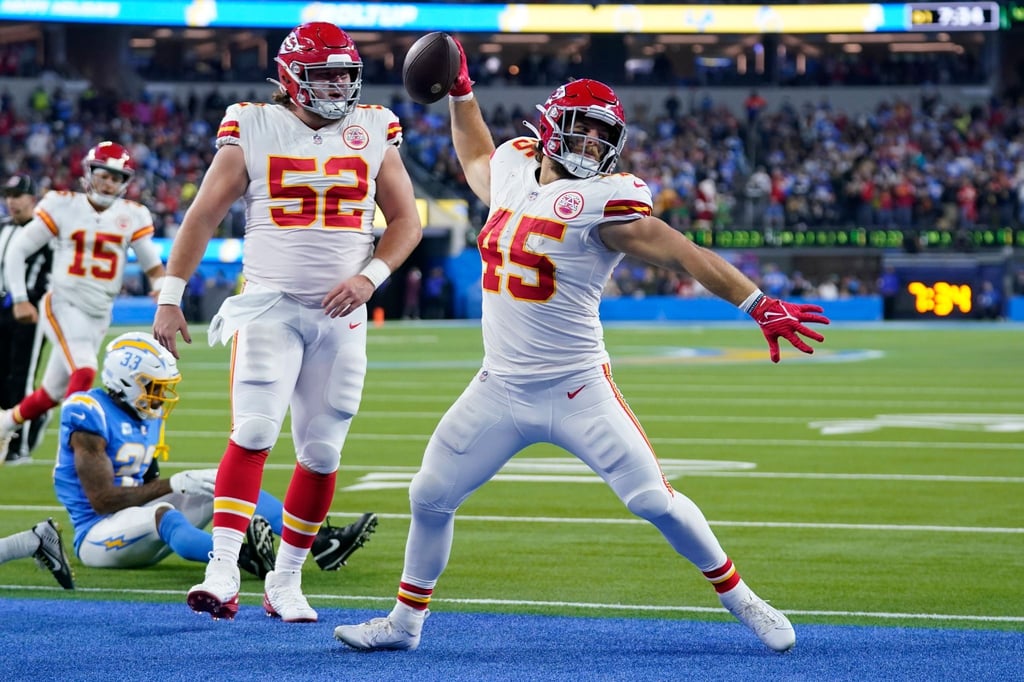 Fullback Michael Burton (r/45) von Kansas City Chiefs feiert einen Touchdown.