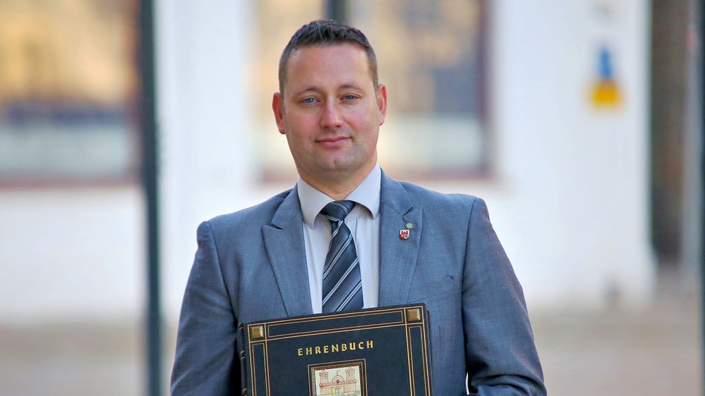 Matthias Zander präsentiert Schönebecks Ehrenbuch. Darin haben sich viele lokale und überregionale Prominente aus nah und fern eingetragen.
