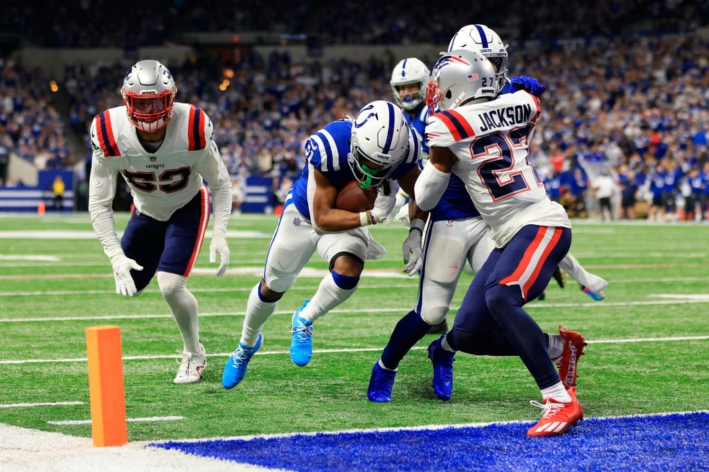 Nyheim Hines (M) von den Indianapolis Colts auf dem Weg zum Touchdown gegen die New England Patriots.