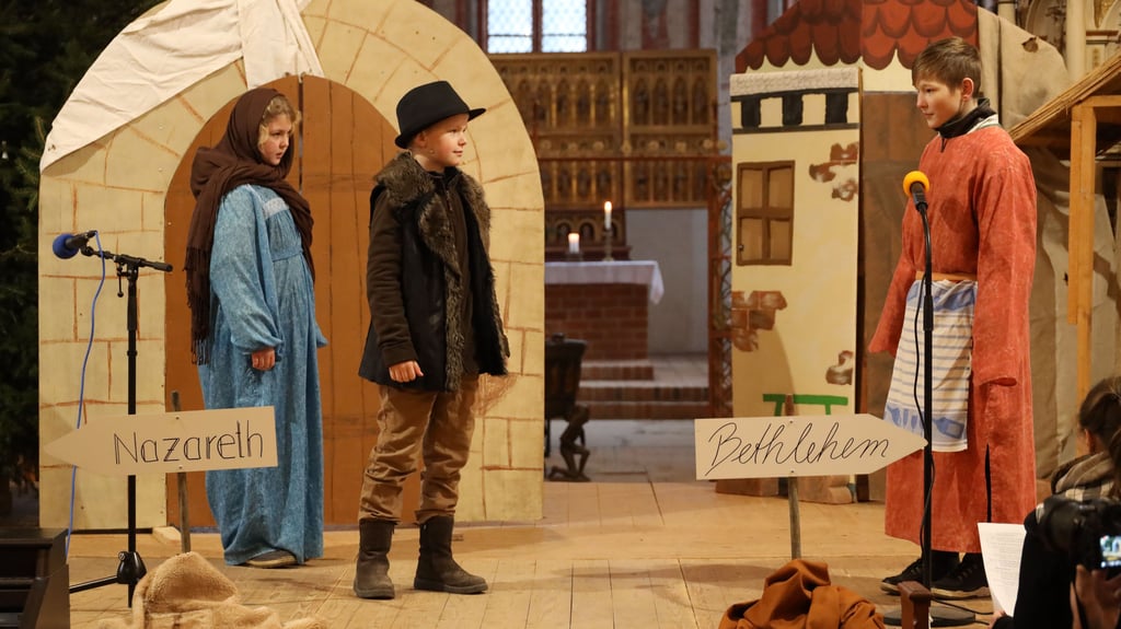 Maria und Joseph (Lena Lucas und Oskar Müller) gingen auf Suche nach einer Herberge.