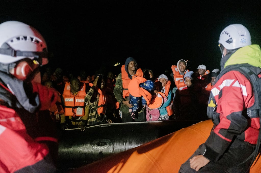 Die freiwilligen Helfer von Sea-Watch retten rund 180 Bootsmigranten im Mittelmeer.