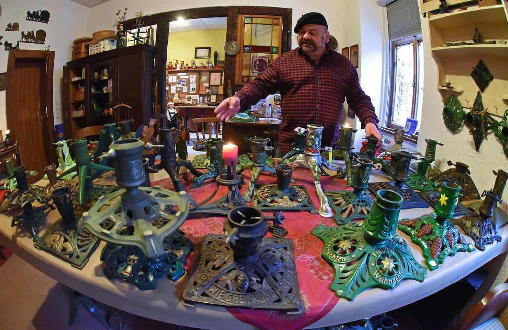 Karl-Heinz Wandelt aus Aschersleben sammelt Weihnachtsbaumständer und zeigt diese in seiner Handwerkerstube.