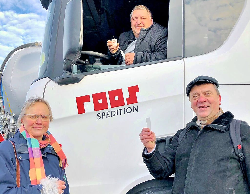 Superintendentin Christiane Kellner und Priester Zbigniew Stepniak übergaben das Friedenslicht und brachen mit den Fahrern eine Oblate.