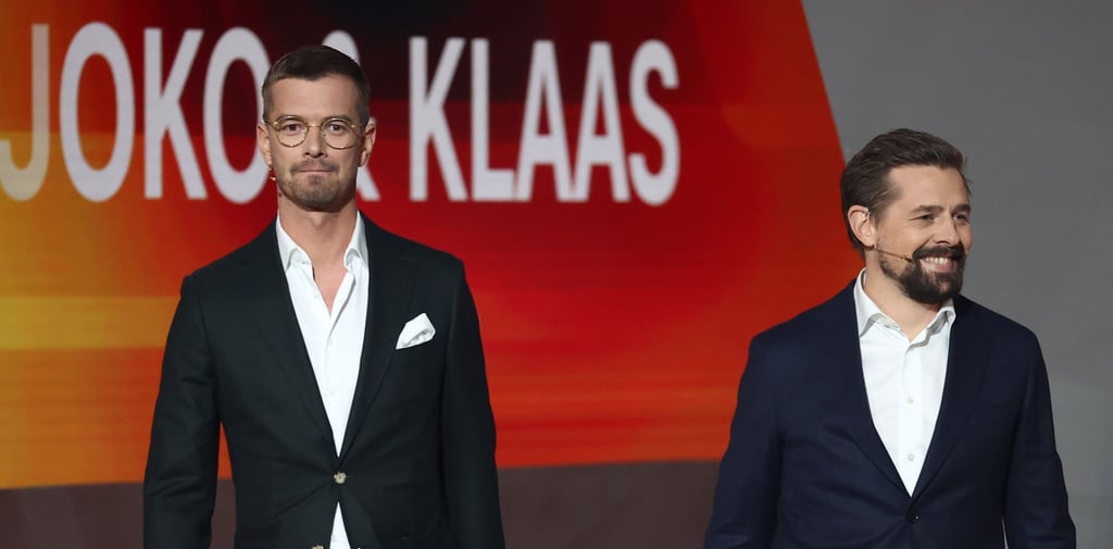 Joko Winterscheidt (l) und Klaas Heufer-Umlauf in der Jubiläumsshow von "Wetten, dass..?".