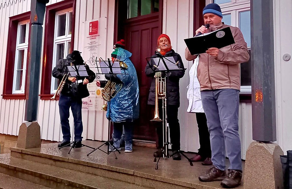 Unter dem Vordach des alten Ilsenburger Rathauses gestalteten Pfarrer Peter Müller und der Posaunenchor die Vesper zu Heiligabend.