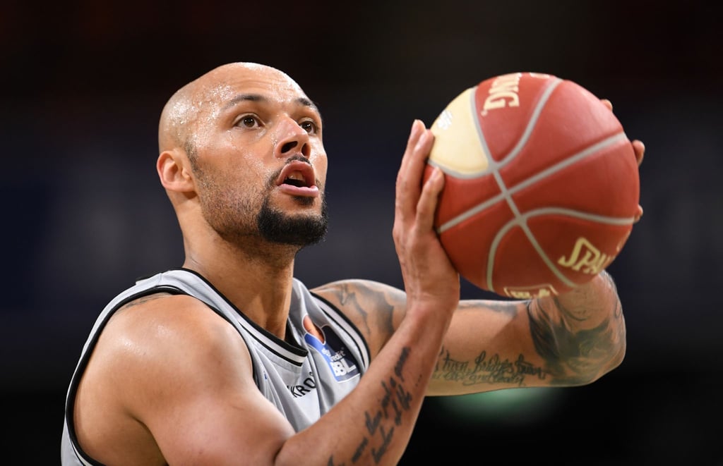 Crailsheims Maurice Stuckey steht mit dem Ball an der Freiwurflinie.