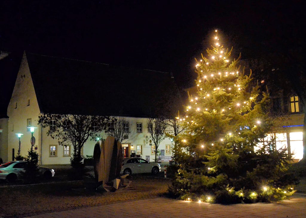 In der Weihnachtszeit wirkt der Sperlingsberg mit seinem beleuchteten Weihnachtsbaum sehr besinnlich und einladend. Im Sommer gab es aber an dem Platz in der Innenstadt immer wieder Probleme mit Jugendlichen vor Ort.