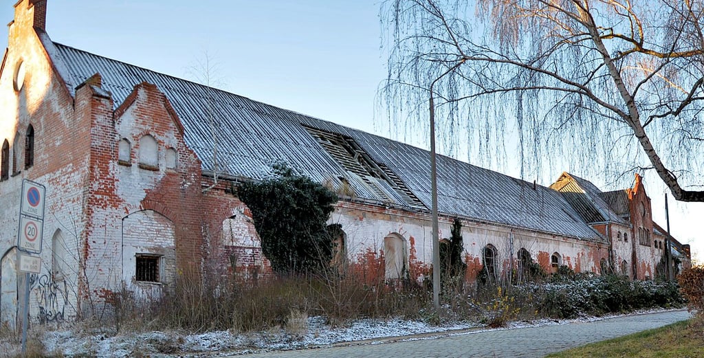 Der alte Husaren-Stall am Rande des Stendaler Justizzentrums soll umgebaut und um einen Neubau ergänzt werden. Das Projekt kommt aber nicht richtig in die Gänge.