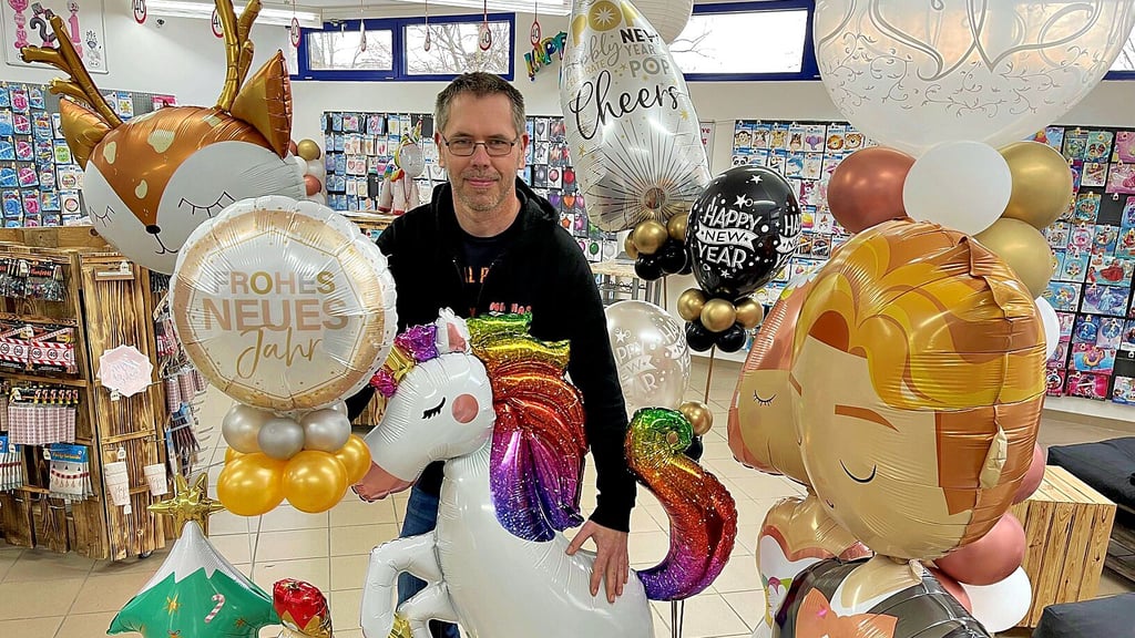 Vom Einhorn bis zum Weihnachtsbaum: In Michas Ballonshop in Staßfurt bietet Michael Fels eine bunte Luftballon-Vielfalt an. Er baut auch eigene Kreationen aus Ballons.