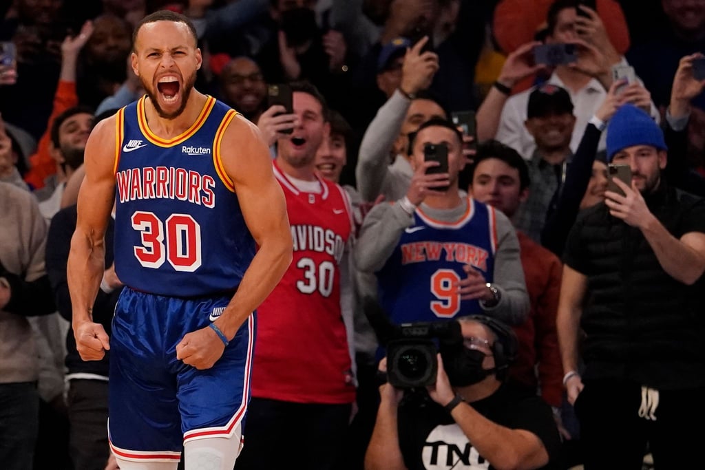 Stephen Curry von den Warriors reagiert nach einem 3-Punkte-Korb.