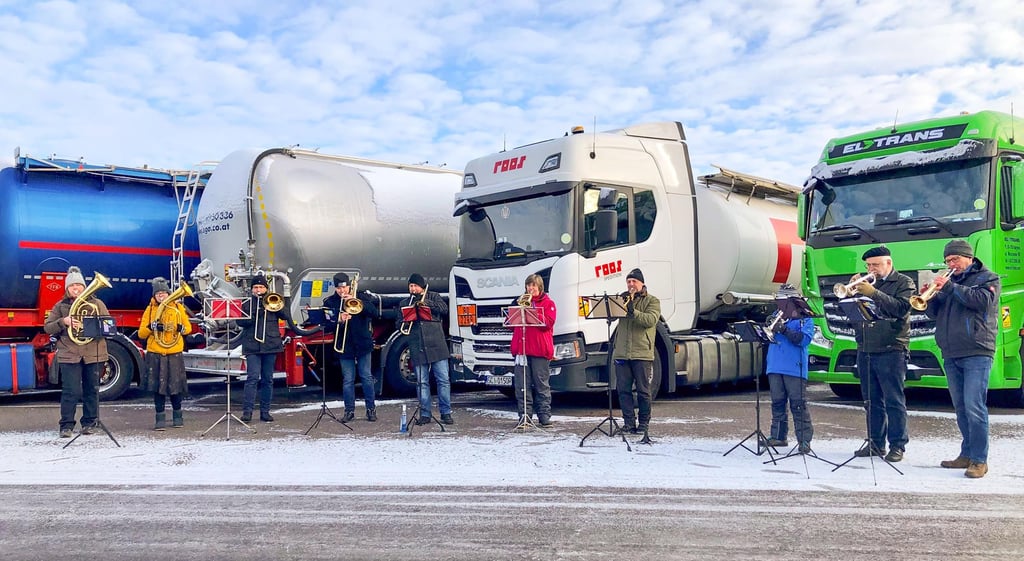 Weihnachtsklänge mitten auf der Raststätte zwischen Dutzenden Lkw, damit erfreuten diese Musiker Sonntag die Fernfahrer.