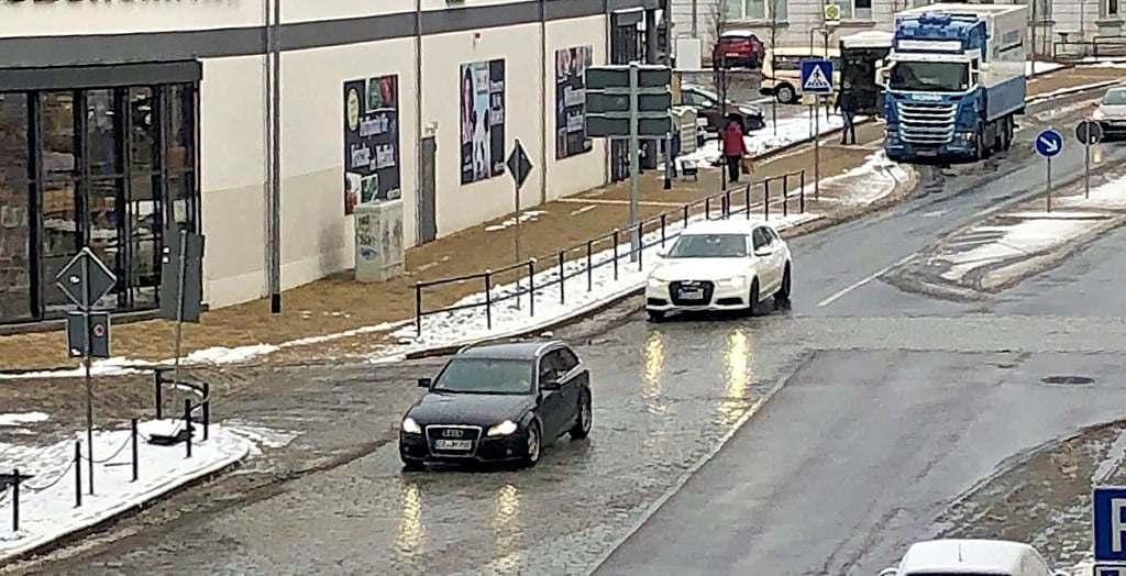 Autofahrer fuhren am Montag auf glatten Straßen vorsichtig.