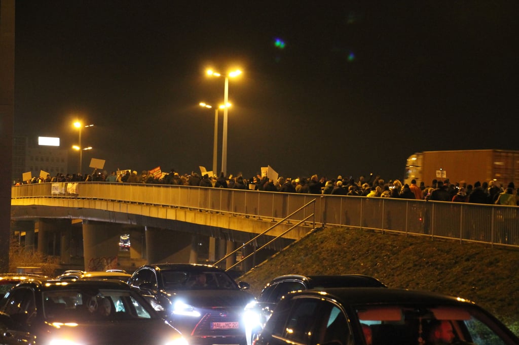 Der Demozug wurde über die Brücke am Riebeckplatz geleitet. Der Verkehr wurde zwischenzeitlich blockiert.