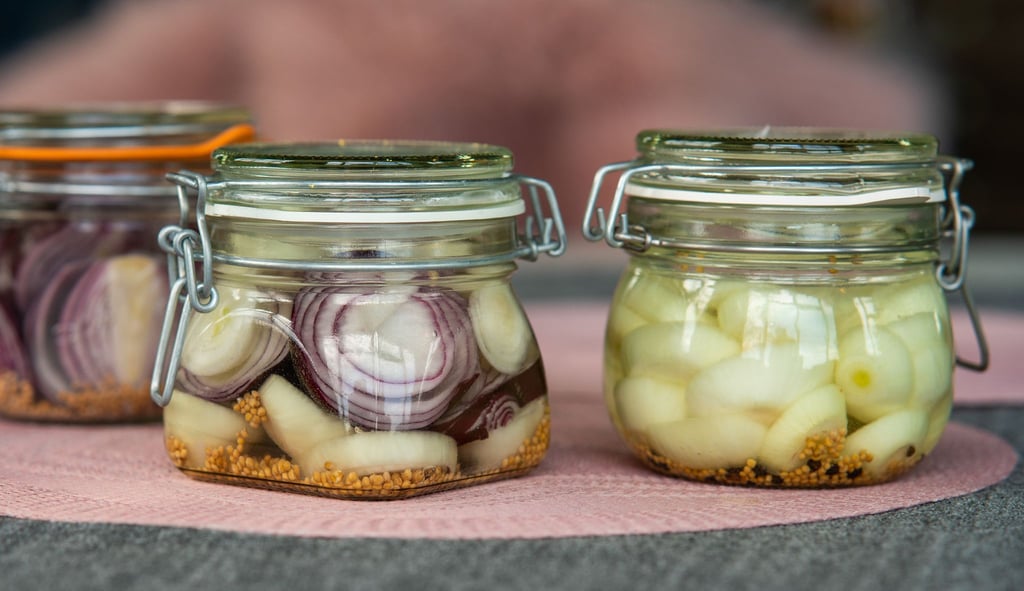 Fermentierte Senfzwiebel werden aus Gemüsezwiebeln, Senf- und Pfefferkörner sowie 2-prozentige Salzlake gemacht.