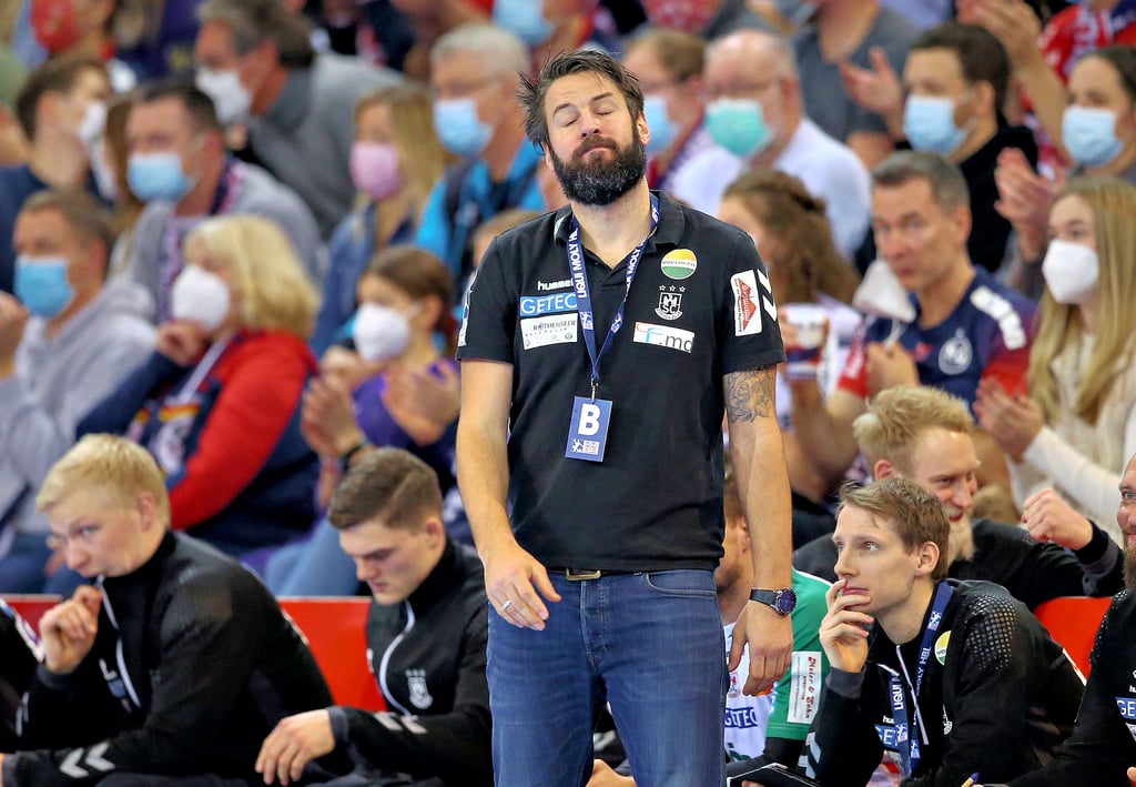 Die erste Niederlage der Saison erwischte den SC Magdeburg zur Unzeit. Coach Bennet Wiegert kann die Fehler nicht mit seiner Mannschaft besprechen, da etliche Spieler – darunter auch Magnus Saugstrup und Kay Smits (von links) – an der EM teilnehmen.