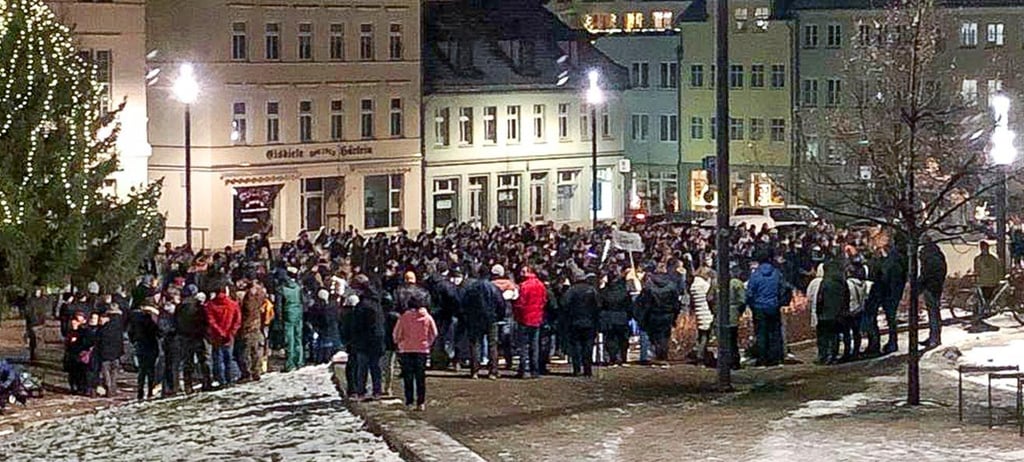 Hunderte Menschen demonstrieren Montagabend auf dem Altmarkt in Zeitz gegen die Coronapolitik der Bundesregierung.