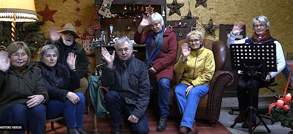 Bis zum nächsten Jahr: Das Team des Apenburger Adventshauses verabschiedete sich am letzten Abend von seinen Zuschauern.