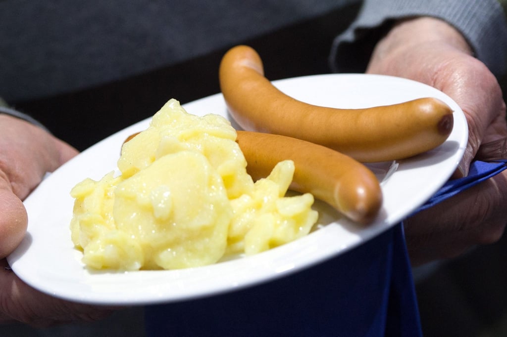 Würstchen mit Kartoffelsalat ist bei vielen an Heiligabend ein Muss.