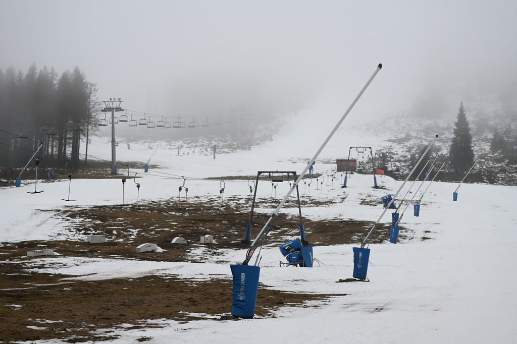 Geschmolzen ist der Schnee an der Skipiste Hexenritt am Wurmberg im Harz.