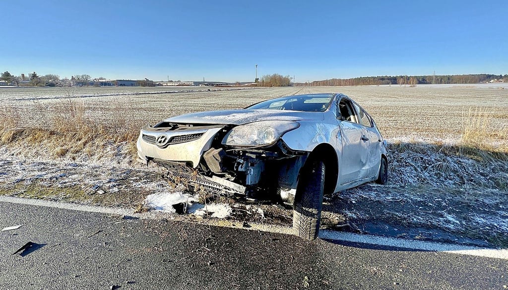 Der silberne Hyundai ist stark beschädigt worden.