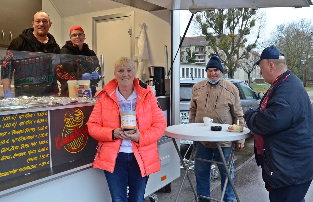 Corinna Fischer und Mario Kuhlmann verteilen Heiligabend auf dem Kaufland-Parkplatz Kartoffelsalat mit Würstchen - kostenlos und sammeln Spenden für Ute van Tulden, also für die Zerbster Tafel.
