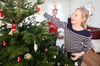 Wer seinen Weihnachtsbaum mit Kerzen und schweren Kugeln schmücken will, wählt am besten die entsprechende Baumsorte.