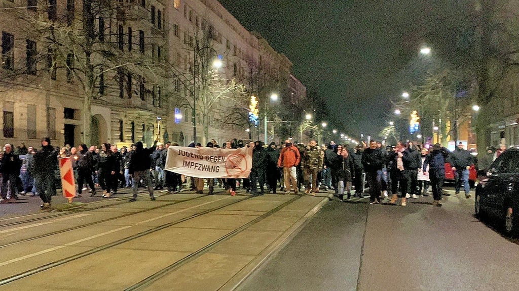Während laut Polizei vergangenen Montag noch 3000 Menschen gegen die Corona-Politik in Magdeburg auf die Straße gingen, seien es gestern circa 5000 Demonstranten gewesen. 