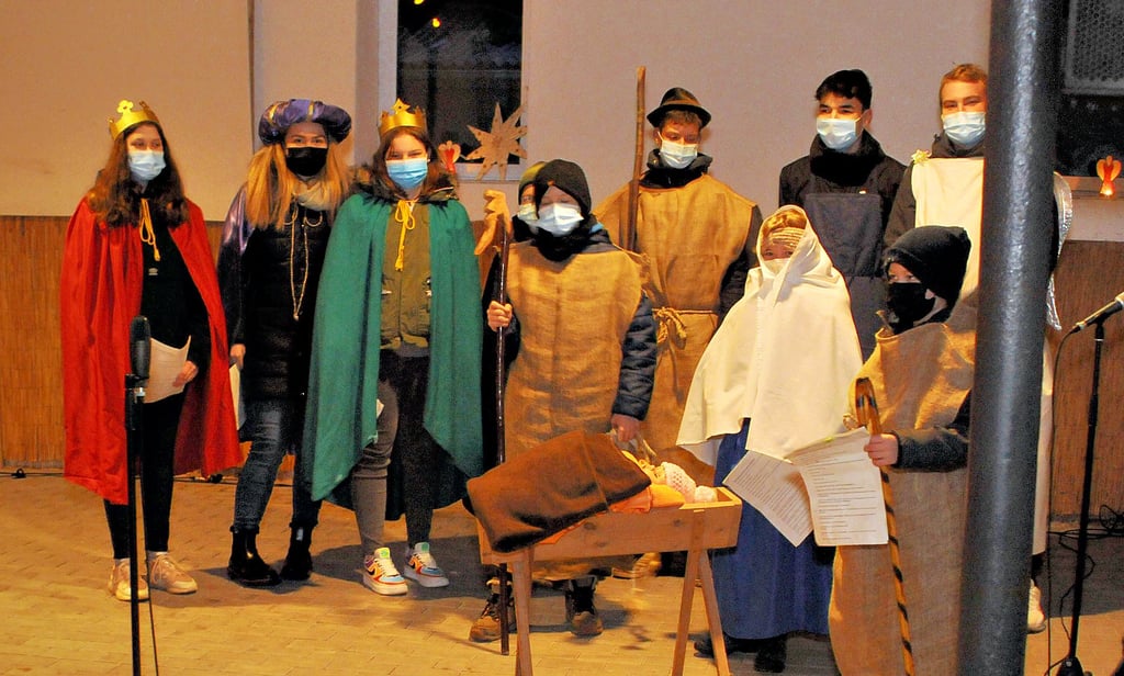 Coronakonform: Weil sich die Bühne im überdachten Schleberodaer „Kaltsaal“ befand, agierten die Heranwachsenden mit Masken. Das Publikum, unter freiem Himmel, verfolgte das Geschehen durch die geöffnete Tür.