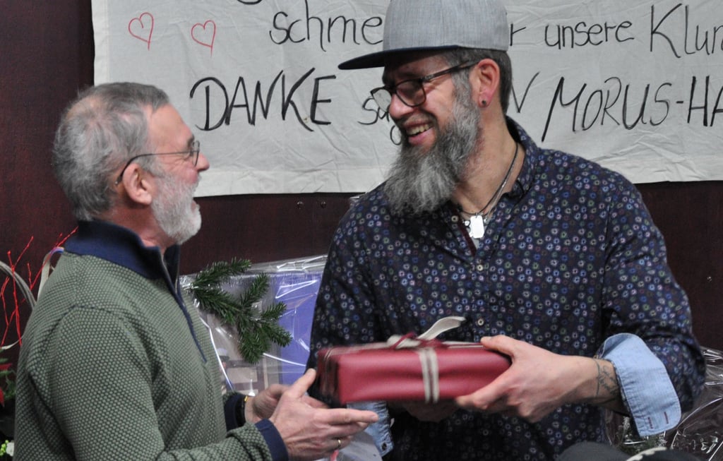 Ein Geschenk vom ehemaligen Jugendhausleiter und jetzigem Fördervereinschef Bernd Neumann (li.) an seinen scheidenden Nachfolger Ronny Harzendorf.