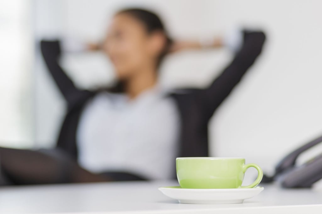 Erholung vom Bildschirm: Ob Kaffeepausen zur Arbeitszeit gehören, lässt sich nicht ganz eindeutig beantworten.