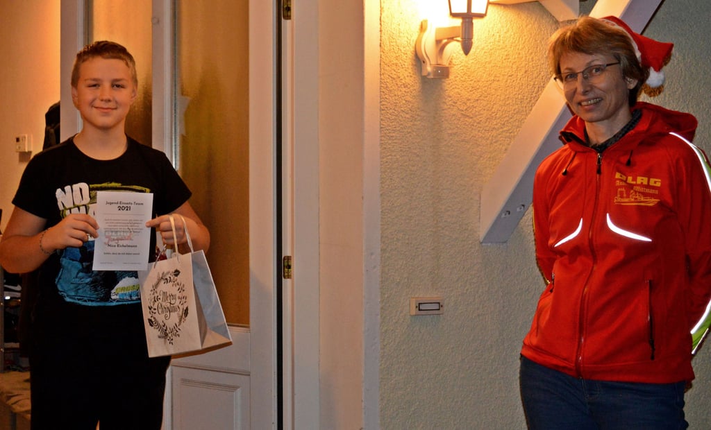 Andrea Wittmann, Teamleiterin der Zerbster DLRG liefert mit dem Geschenkexpress kleine Weihnachtspräsente die Mitgleider des Jugendeinsatzteam (JET) aus, hier bei Nico Eichelmann.
