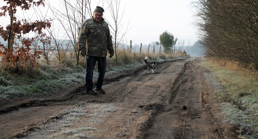 Uwe Düsedau auf dem Feldweg in Verlängerung des Triftweges in Jerchel. Dort waren die Trasporter sogar stzecken geblieben, berichtet er.