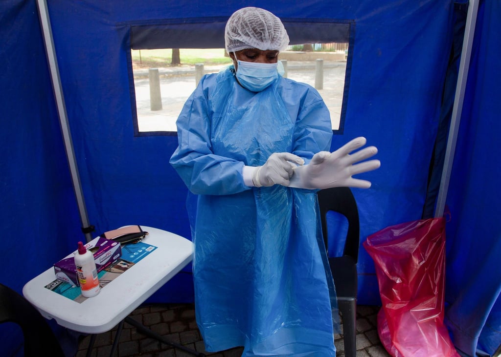 Ein Mitarbeiter des Gesundheitswesens in Südafrika bereitet sich auf einen Corona-Test vor.