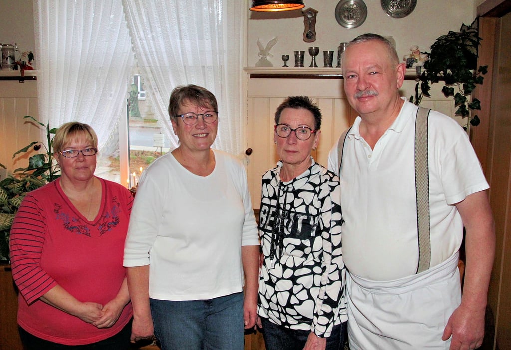 Das Team des Dardesheimer Landgasthauses „Zum Adler“ verabschiedet sich. Von links: Sylvia Sinnemann, Heike Bock sowie Ramona und Rolf Bude.
