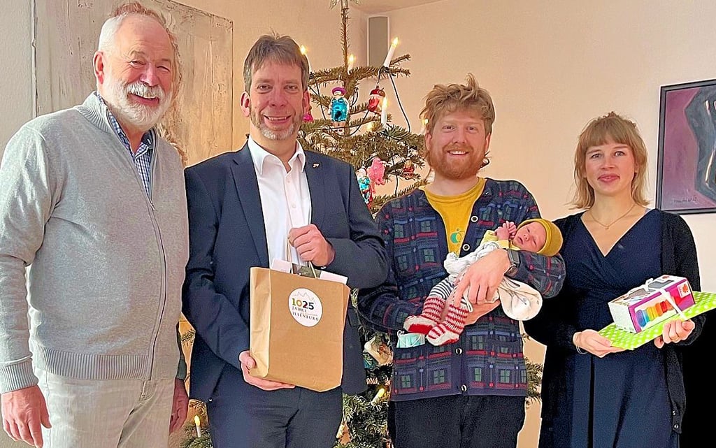 Linda, Max und der kleine Gustav Franz Müller bei Besuch von Denis Loeffke und Berthold Abel (von rechts) in Drübeck. Der Kleine ist die erste Hausgeburt seit mehreren Jahrzehnten in der Ilsenburger Ortschaft Drübeck.