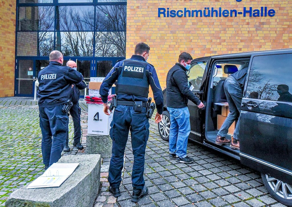 Am 26. Dezember 2020 kamen die ersten 817 Dosen des von vielen voller Hoffnung erwarteten Impfstoffs gegen das Covid19-Virus unter Polizeischutz an der Merseburger Rischmühlenhalle an. Die ersten Impfungen erfolgten am 28. Dezember in verschiedenen Pflegeheimen.