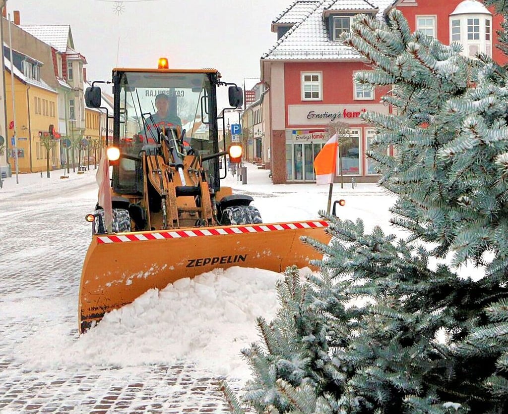 Der Jessener Bauhof hat an den Feiertagen seine Winterdienst-Bewährungsprobe bestanden. Im vergangenen Januar mussten sie nicht nur gegen Eis streuen, sondern auch Schnee schieben.
