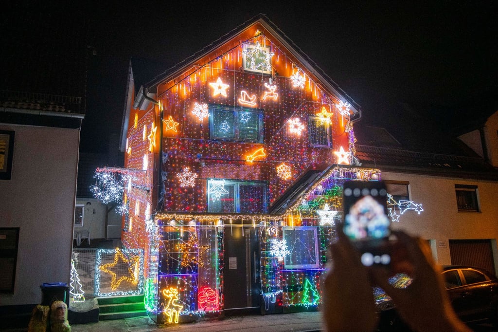 Zu Weihnachten holen viele ihre Lichterketten wieder raus. Doch wer zu viel aufhängt, kann mit dem Licht den Nachbarn um den Schlaf bringen.