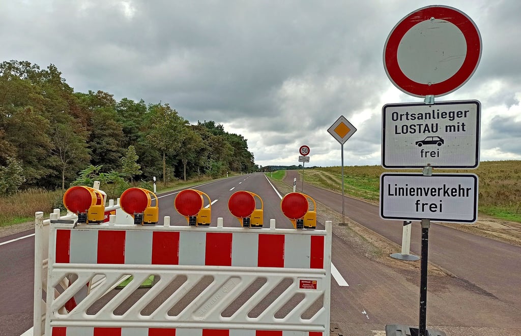 Die Baustelle an der Ortsdurchfahrt Lostau, auf der Landesstraße 52, sorgte ab Ende Mai 2021 für viel Unmut bei den Anwohnern, unter anderem weil das Durchfahrtsverbot oft missachtet wurde.
