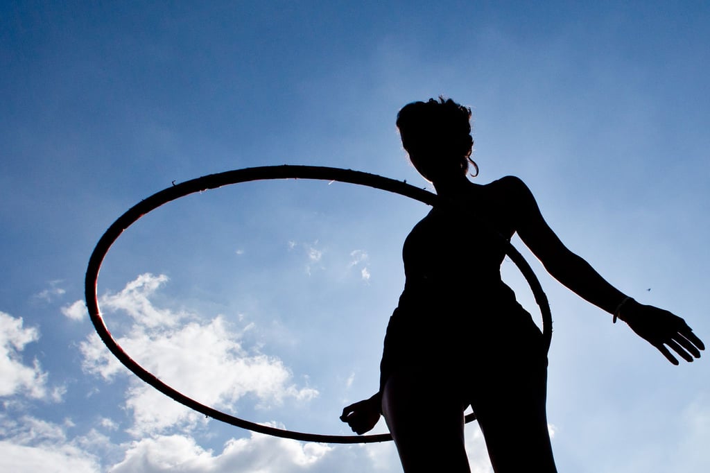 Eine junge Frau schwingt ihren Hula-Hoop-Reifen. Unter dem Weihnachtsbaum dürften in diesem Jahr wieder vor allem Spielzeug-Klassiker liegen.