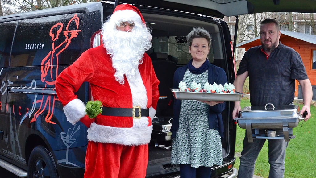 Gatronom Tom Hebäcker, bgeleitet vom Weihnachtsmann, sponsert traditionsgemäß das Mittagessen am Heiligabend für die Gäste und Mitarbeiter der Anhalt-Hospize in Dessau und Zerbst.