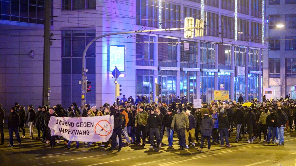 Demonstranten ziehen mit einem Banner durch die Innenstadt der Landeshauptstadt von Sachsen-Anhalt.
