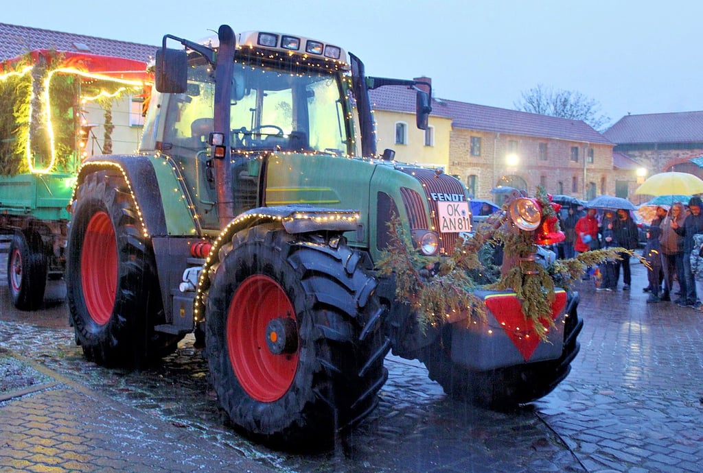Zunehmend ging der Regen in Schnee über, als Heiligabend der beleuchtete Traktor samt Anhänger durch die Hohe Börde fuhr, um die Weihnachtsandacht zu den Bürgern zu bringen.