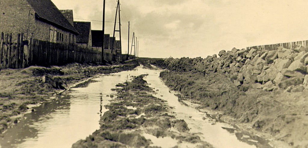 In den 1950er Jahren wurden die Häuser in der sogenannten Neubauernsiedlung in Wolmirstedt gebaut. Dazu zählen unter anderem Bauernweg, Genossenschaftsweg, Kronsberg, Sandbreite. Dieses Foto zeigt eine der genannten Straßen um 1952.