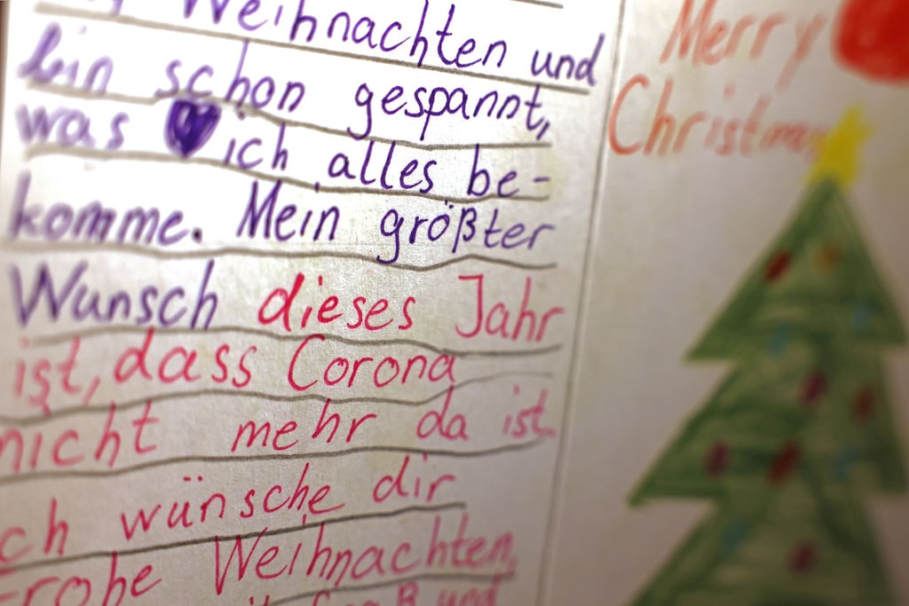 „Mein größter Wunsch dieses Jahr ist, dass Corona nicht mehr da ist“, heißt es auf dem Wunschzettel eines Kindes, der in der Christkindpostfiliale in Engelskirchen im Wunschzettel-Büro liegt.