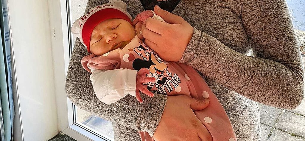 Das erste Weihnachtskind der Gardelegener Geburtenstation heißt Maddie Jolie Mainka und schlummert seelig auf dem Arm von Mama Mary.