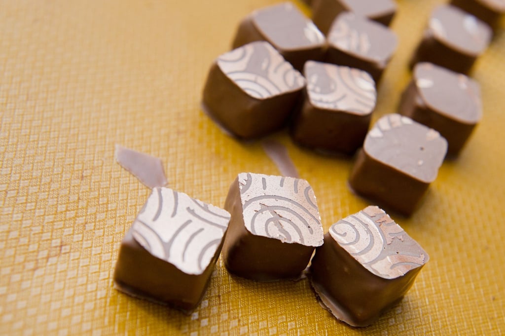 Es ist die zartschmelzende dunkle Nougat-Füllung, die Pralinen auf der Zunge zergehen lässt.